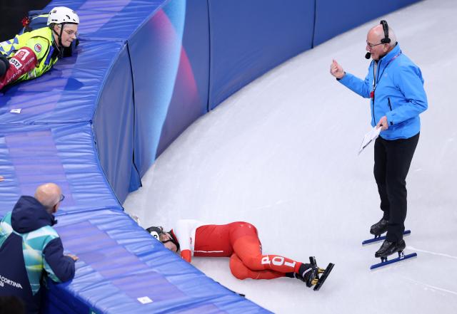 (260220) -- MILAN, Feb. 20, 2026 (Xinhua) -- Kamila Sellier of Poland falls during the short track speed skating women's 1500m quarterfinal at the Milan-Cortina 2026 Olympic Winter Games in Milan, Italy, Feb. 20, 2026. (Xinhua/Chen Yichen)
