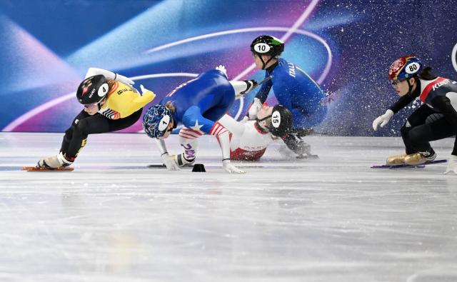 (260220) -- MILAN, Feb. 20, 2026 (Xinhua) -- Kristen Santos-Griswold (2nd L) of the United States, Kamila Sellier (3rd L) of Poland, and Arianna Fontana of Italy fall during the short track speed skating women's 1500m quarterfinal at the Milan-Cortina 2026 Olympic Winter Games in Milan, Italy, Feb. 20, 2026. (Xinhua/Cheng Min)