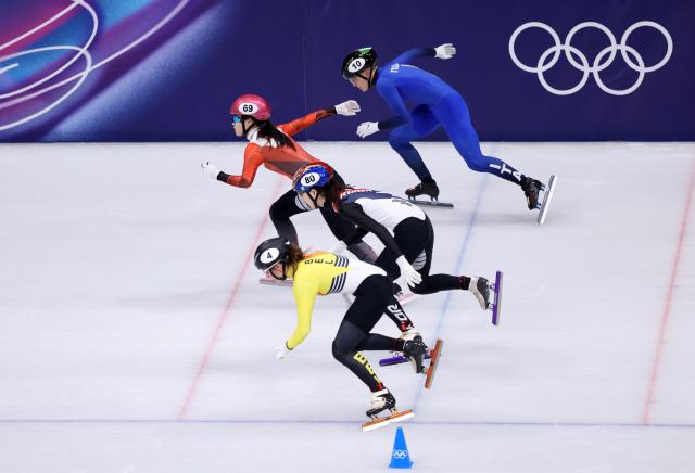 (260220) -- MILAN, Feb. 20, 2026 (Xinhua) -- Lam Ching Yan (1st L) of China's Hong Kong competes during the short track speed skating women's 1500m quarterfinal at the Milan-Cortina 2026 Olympic Winter Games in Milan, Italy, Feb. 20, 2026. (Xinhua/Chen Yichen)