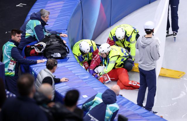(260220) -- MILAN, Feb. 20, 2026 (Xinhua) -- Kamila Sellier of Poland receives treatment during the short track speed skating women's 1500m quarterfinal at the Milan-Cortina 2026 Olympic Winter Games in Milan, Italy, Feb. 20, 2026. (Xinhua/Chen Yichen)