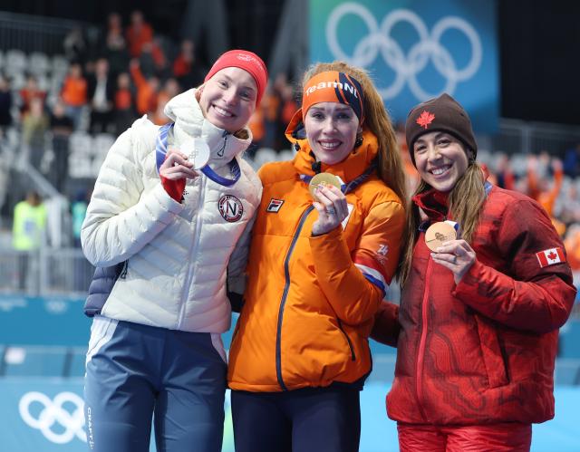 (260220) -- MILAN, Feb. 20, 2026 (Xinhua) -- Gold medalist Antoinette Rijpma-de Jong (C) of the Netherlands, silver medalist Ragne Wiklund (L) of Norway, and bronze medalist Valerie Maltais of Canada pose for photos during the awarding ceremony of the speed skating women's 1500m event at the Milan-Cortina 2026 Olympic Winter Games in Milan, Italy, Feb. 20, 2026. (Xinhua/Du Xiaoyi)