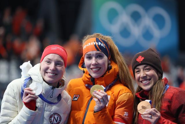 (260220) -- MILAN, Feb. 20, 2026 (Xinhua) -- Gold medalist Antoinette Rijpma-de Jong (C) of the Netherlands, silver medalist Ragne Wiklund (L) of Norway, and bronze medalist Valerie Maltais of Canada pose for photos during the awarding ceremony of the speed skating women's 1500m event at the Milan-Cortina 2026 Olympic Winter Games in Milan, Italy, Feb. 20, 2026. (Xinhua/Du Xiaoyi)