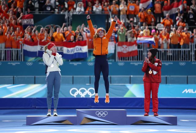 (260220) -- MILAN, Feb. 20, 2026 (Xinhua) -- Gold medalist Antoinette Rijpma-de Jong (C) of the Netherlands, silver medalist Ragne Wiklund (L) of Norway, and bronze medalist Valerie Maltais of Canada celebrate during the awarding ceremony of the speed skating women's 1500m event at the Milan-Cortina 2026 Olympic Winter Games in Milan, Italy, Feb. 20, 2026. (Xinhua/Du Xiaoyi)