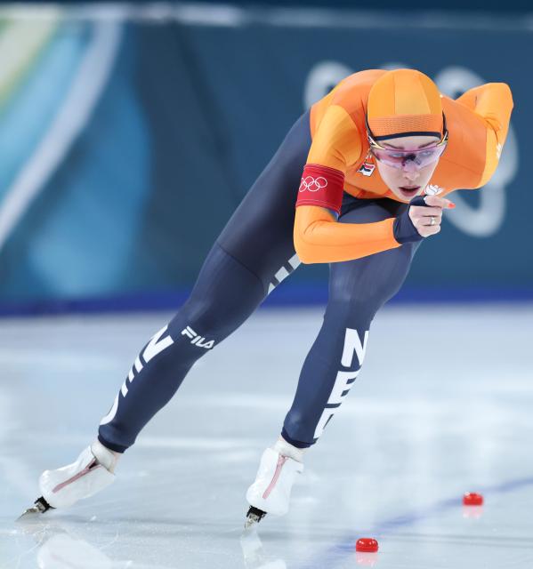 (260220) -- MILAN, Feb. 20, 2026 (Xinhua) -- Antoinette Rijpma-de Jong of the Netherlands competes during the speed skating women's 1500m event at the Milan-Cortina 2026 Olympic Winter Games in Milan, Italy, Feb. 20, 2026. (Xinhua/Li Jing)