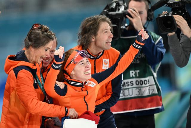 (260220) -- MILAN, Feb. 20, 2026 (Xinhua) -- Antoinette Rijpma-de Jong (C, front) of the Netherlands celebrates after winning the speed skating women's 1500m event at the Milan-Cortina 2026 Olympic Winter Games in Milan, Italy, Feb. 20, 2026. (Xinhua/Wu Wei)