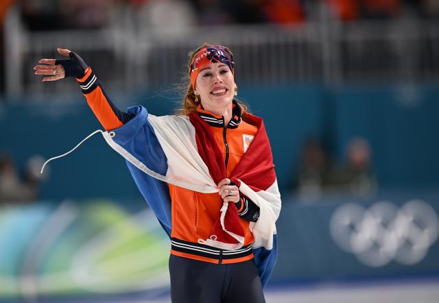 (260220) -- MILAN, Feb. 20, 2026 (Xinhua) -- Gold medalist Antoinette Rijpma-de Jong of the Netherlands celebrates after the speed skating women's 1500m event at the Milan-Cortina 2026 Olympic Winter Games in Milan, Italy, Feb. 20, 2026. (Xinhua/Wu Wei)