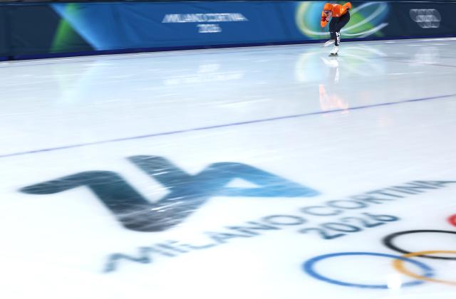 (260220) -- MILAN, Feb. 20, 2026 (Xinhua) -- Antoinette Rijpma-de Jong of the Netherlands competes during the speed skating women's 1500m event at the Milan-Cortina 2026 Olympic Winter Games in Milan, Italy, Feb. 20, 2026. (Xinhua/Du Xiaoyi)