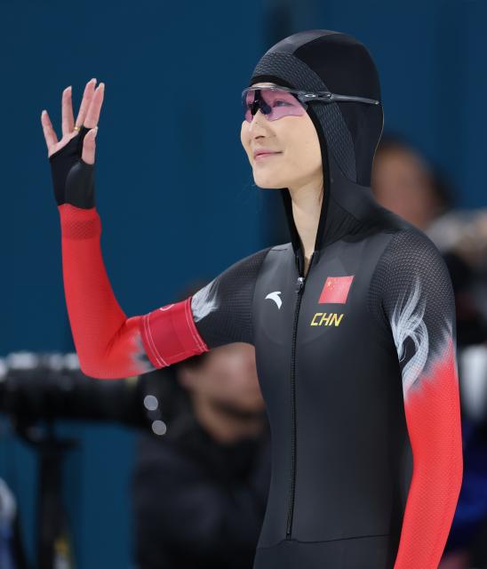 (260220) -- MILAN, Feb. 20, 2026 (Xinhua) -- Li Jiaxuan of China waves before the speed skating women's 1500m event at the Milan-Cortina 2026 Olympic Winter Games in Milan, Italy, Feb. 20, 2026. (Xinhua/Du Xiaoyi)