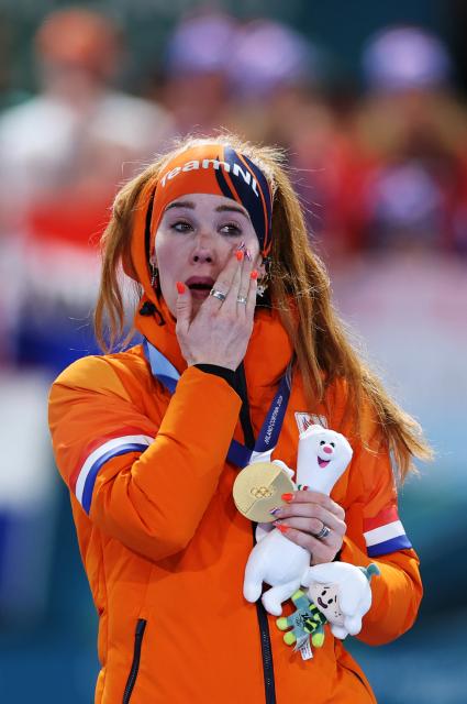 (260220) -- MILAN, Feb. 20, 2026 (Xinhua) -- Gold medalist Antoinette Rijpma-de Jong of the Netherlands reacts during the awarding ceremony of the speed skating women's 1500m event at the Milan-Cortina 2026 Olympic Winter Games in Milan, Italy, Feb. 20, 2026. (Xinhua/Du Xiaoyi)