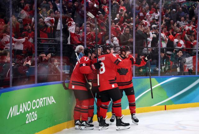 (260220) -- MILAN, Feb. 20, 2026 (Xinhua) -- Players of Canada celebrate scoring during the ice hockey men's play-offs semifinal match between Canada and Finland at the Milan-Cortina 2026 Olympic Winter Games in Milan, Italy, Feb. 20, 2026. (Xinhua/Wang Kaiyan)