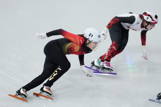(260220) -- MILAN, Feb. 20, 2026 (Xinhua) -- Zhang Chutong (L) of China competes during the short track speed skating women's 1500m semifinal at the Milan-Cortina 2026 Olympic Winter Games in Milan, Italy, Feb. 20, 2026. (Xinhua/Xue Yuge)