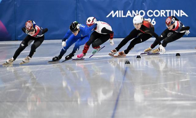 (260220) -- MILAN, Feb. 20, 2026 (Xinhua) -- Zhang Chutong (2nd R) of China competes during the short track speed skating women's 1500m semifinal at the Milan-Cortina 2026 Olympic Winter Games in Milan, Italy, Feb. 20, 2026. (Xinhua/Cheng Min)