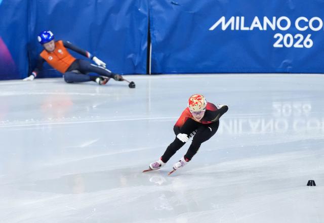 (260220) -- MILAN, Feb. 20, 2026 (Xinhua) -- Yang Jingru of China competes during the short track speed skating women's 1500m semifinal at the Milan-Cortina 2026 Olympic Winter Games in Milan, Italy, Feb. 20, 2026. (Xinhua/Xue Yuge)