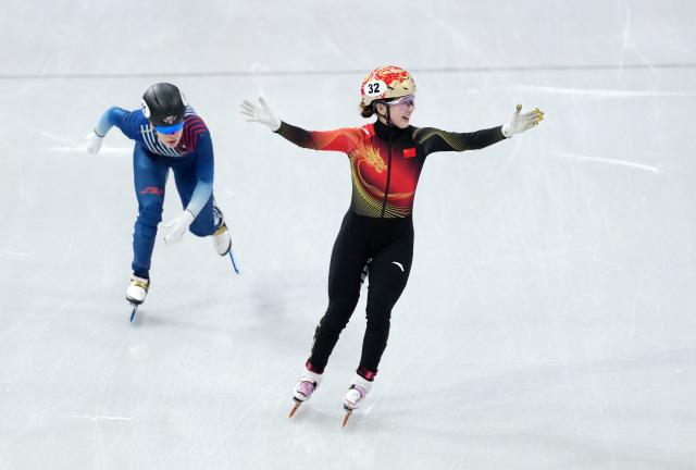 (260220) -- MILAN, Feb. 20, 2026 (Xinhua) -- Yang Jingru (R) of China reacts after the short track speed skating women's 1500m semifinal at the Milan-Cortina 2026 Olympic Winter Games in Milan, Italy, Feb. 20, 2026. (Xinhua/Xue Yuge)