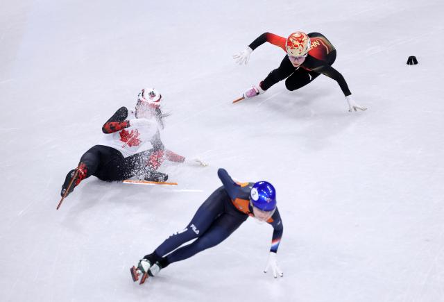 (260220) -- MILAN, Feb. 20, 2026 (Xinhua) -- Yang Jingru (R) of China competes during the short track speed skating women's 1500m semifinal at the Milan-Cortina 2026 Olympic Winter Games in Milan, Italy, Feb. 20, 2026. (Xinhua/Chen Yichen)