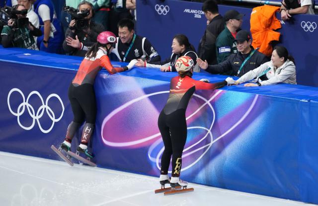 (260220) -- MILAN, Feb. 20, 2026 (Xinhua) -- Yang Jingru (R, front) of China reacts after the short track speed skating women's 1500m semifinal at the Milan-Cortina 2026 Olympic Winter Games in Milan, Italy, Feb. 20, 2026. (Xinhua/Xue Yuge)