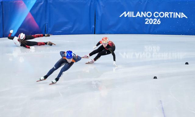(260220) -- MILAN, Feb. 20, 2026 (Xinhua) -- Yang Jingru of China competes during the short track speed skating women's 1500m semifinal at the Milan-Cortina 2026 Olympic Winter Games in Milan, Italy, Feb. 20, 2026. (Xinhua/Xue Yuge)