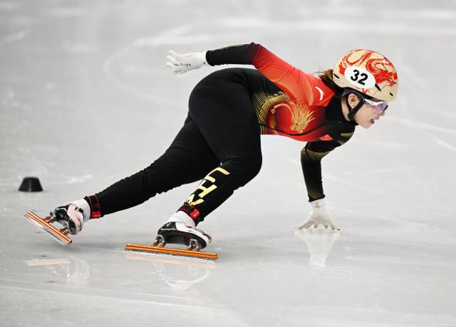 (260220) -- MILAN, Feb. 20, 2026 (Xinhua) -- Yang Jingru of China competes during the short track speed skating women's 1500m semifinal at the Milan-Cortina 2026 Olympic Winter Games in Milan, Italy, Feb. 20, 2026. (Xinhua/Cheng Min)