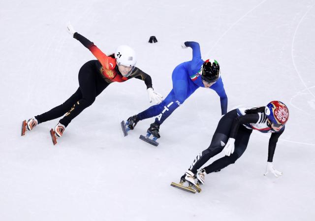 (260220) -- MILAN, Feb. 20, 2026 (Xinhua) -- Zhang Chutong (L) of China competes during the short track speed skating women's 1500m semifinal at the Milan-Cortina 2026 Olympic Winter Games in Milan, Italy, Feb. 20, 2026. (Xinhua/Chen Yichen)
