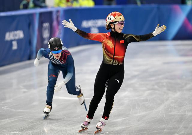 (260220) -- MILAN, Feb. 20, 2026 (Xinhua) -- Yang Jingru (R) of China celebrates after the short track speed skating women's 1500m semifinal at the Milan-Cortina 2026 Olympic Winter Games in Milan, Italy, Feb. 20, 2026. (Xinhua/Cheng Min)