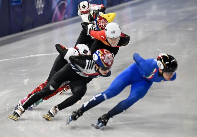 (260220) -- MILAN, Feb. 20, 2026 (Xinhua) -- Zhang Chutong (C) of China competes during the short track speed skating women's 1500m semifinal at the Milan-Cortina 2026 Olympic Winter Games in Milan, Italy, Feb. 20, 2026. (Xinhua/Cheng Min)