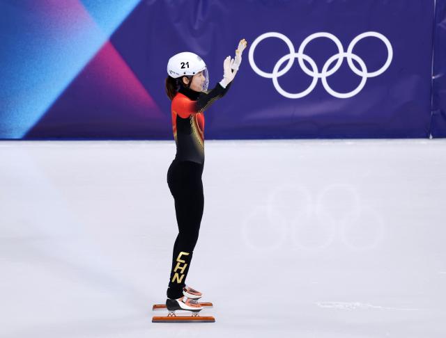 (260220) -- MILAN, Feb. 20, 2026 (Xinhua) -- Zhang Chutong of China competes during the short track speed skating women's 1500m final B at the Milan-Cortina 2026 Olympic Winter Games in Milan, Italy, Feb. 20, 2026. (Xinhua/Chen Yichen)