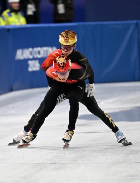 (260220) -- MILAN, Feb. 20, 2026 (Xinhua) -- Sun Long (front) and Zhang Bohao of China compete during the short track speed skating men's 5000m relay final B at the Milan-Cortina 2026 Olympic Winter Games in Milan, Italy, Feb. 20, 2026. (Xinhua/Cheng Min)