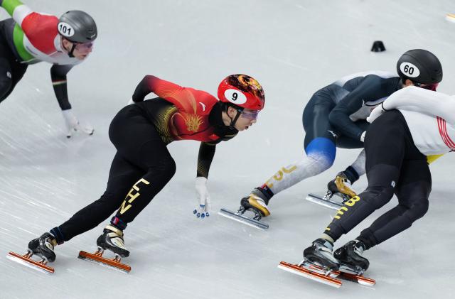 (260220) -- MILAN, Feb. 20, 2026 (Xinhua) -- Sun Long (C) of China competes during the short track speed skating men's 5000m relay final B at the Milan-Cortina 2026 Olympic Winter Games in Milan, Italy, Feb. 20, 2026. (Xinhua/Xue Yuge)