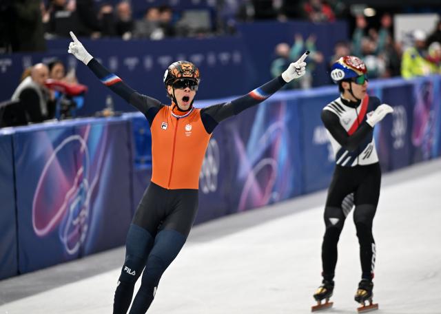 (260220) -- MILAN, Feb. 20, 2026 (Xinhua) -- Jens van 't Wout (L) of the Netherlands celebrates after the short track speed skating men's 5000m relay final A at the Milan-Cortina 2026 Olympic Winter Games in Milan, Italy, Feb. 20, 2026. (Xinhua/Cheng Min)