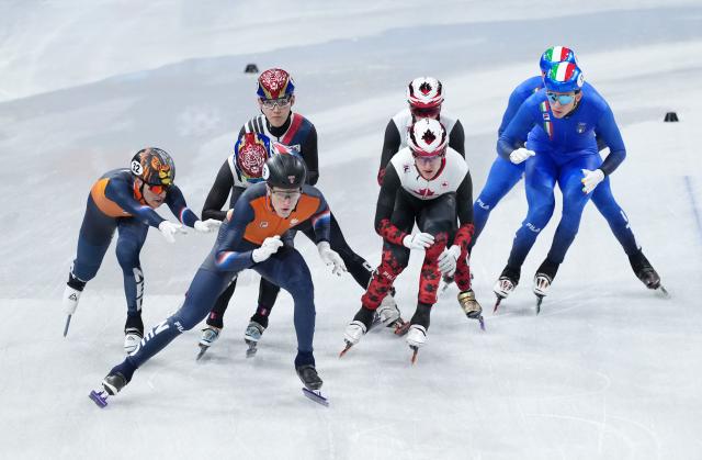 (260220) -- MILAN, Feb. 20, 2026 (Xinhua) -- Athletes compete during the short track speed skating men's 5000m relay final A at the Milan-Cortina 2026 Olympic Winter Games in Milan, Italy, Feb. 20, 2026. (Xinhua/Xue Yuge)