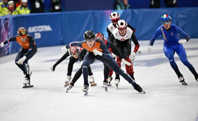 (260220) -- MILAN, Feb. 20, 2026 (Xinhua) -- Athletes compete during the short track speed skating men's 5000m relay final A at the Milan-Cortina 2026 Olympic Winter Games in Milan, Italy, Feb. 20, 2026. (Xinhua/Cheng Min)
