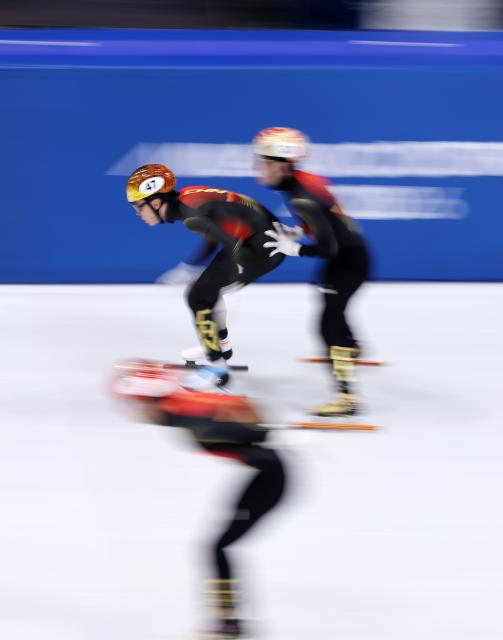 (260220) -- MILAN, Feb. 20, 2026 (Xinhua) -- Zhang Bohao of China competes during the short track speed skating men's 5000m relay final B at the Milan-Cortina 2026 Olympic Winter Games in Milan, Italy, Feb. 20, 2026. (Xinhua/Chen Yichen)