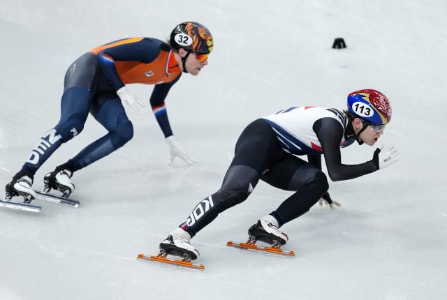 (260220) -- MILAN, Feb. 20, 2026 (Xinhua) -- Friso Emons (L) of the Netherlands and Rim Jongun of South Korea compete during the short track speed skating men's 5000m relay final A at the Milan-Cortina 2026 Olympic Winter Games in Milan, Italy, Feb. 20, 2026. (Xinhua/Xue Yuge)