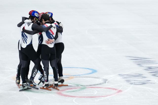 (260220) -- MILAN, Feb. 20, 2026 (Xinhua) -- Athletes of South Korea celebrate after the short track speed skating men's 5000m relay final A at the Milan-Cortina 2026 Olympic Winter Games in Milan, Italy, Feb. 20, 2026. (Xinhua/Xue Yuge)
