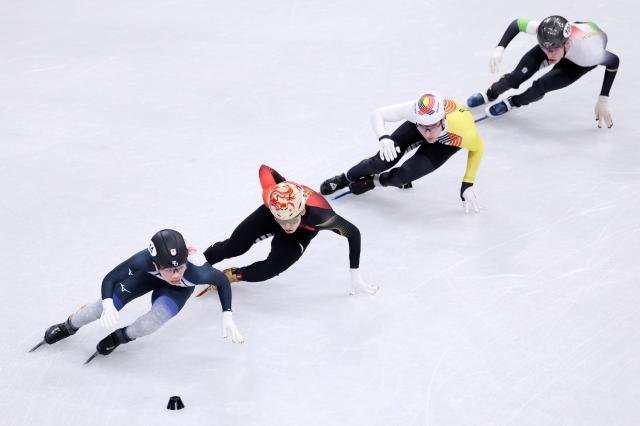 (260220) -- MILAN, Feb. 20, 2026 (Xinhua) -- Lin Xiaojun (2nd L) of China competes during the short track speed skating men's 5000m relay final B at the Milan-Cortina 2026 Olympic Winter Games in Milan, Italy, Feb. 20, 2026. (Xinhua/Chen Yichen)