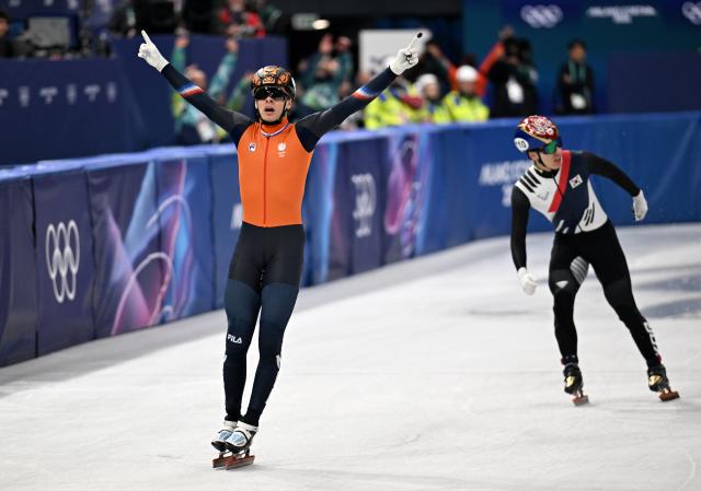 (260220) -- MILAN, Feb. 20, 2026 (Xinhua) -- Jens van 't Wout (front) of the Netherlands celebrates after the short track speed skating men's 5000m relay final A at the Milan-Cortina 2026 Olympic Winter Games in Milan, Italy, Feb. 20, 2026. (Xinhua/Cheng Min)