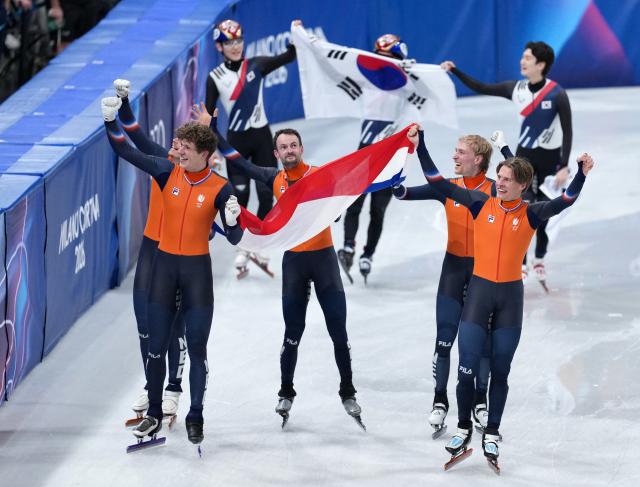 (260220) -- MILAN, Feb. 20, 2026 (Xinhua) -- Athletes of Team Netherlands celebrate after the short track speed skating men's 5000m relay final A at the Milan-Cortina 2026 Olympic Winter Games in Milan, Italy, Feb. 20, 2026. (Xinhua/Xue Yuge)