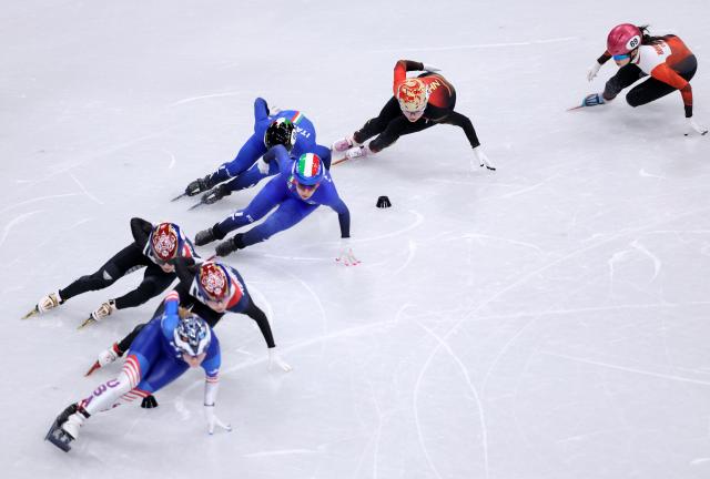 (260220) -- MILAN, Feb. 20, 2026 (Xinhua) -- Yang Jingru (2nd R) of China competes during the short track speed skating women's 1500m final A at the Milan-Cortina 2026 Olympic Winter Games in Milan, Italy, Feb. 20, 2026. (Xinhua/Chen Yichen)