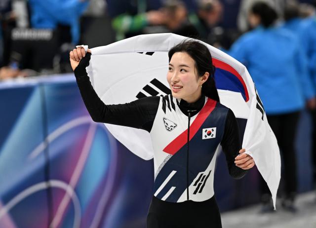 (260220) -- MILAN, Feb. 20, 2026 (Xinhua) -- Kim Gilli of South Korea celebrates after the short track speed skating women's 1500m final A at the Milan-Cortina 2026 Olympic Winter Games in Milan, Italy, Feb. 20, 2026. (Xinhua/Cheng Min)