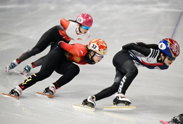 (260220) -- MILAN, Feb. 20, 2026 (Xinhua) -- Yang Jingru (C) of China competes during the short track speed skating women's 1500m final A at the Milan-Cortina 2026 Olympic Winter Games in Milan, Italy, Feb. 20, 2026. (Xinhua/Cheng Min)