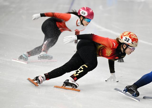(260220) -- MILAN, Feb. 20, 2026 (Xinhua) -- Yang Jingru (R) of China competes during the short track speed skating women's 1500m final A at the Milan-Cortina 2026 Olympic Winter Games in Milan, Italy, Feb. 20, 2026. (Xinhua/Cheng Min)