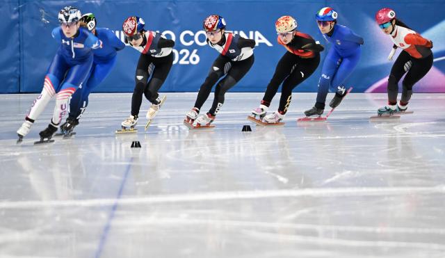 (260220) -- MILAN, Feb. 20, 2026 (Xinhua) -- Athletes compete during the short track speed skating women's 1500m final A at the Milan-Cortina 2026 Olympic Winter Games in Milan, Italy, Feb. 20, 2026. (Xinhua/Cheng Min)
