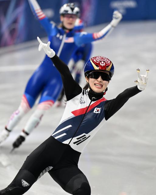 (260220) -- MILAN, Feb. 20, 2026 (Xinhua) -- Kim Gilli (front) of South Korea celebrates after the short track speed skating women's 1500m final A at the Milan-Cortina 2026 Olympic Winter Games in Milan, Italy, Feb. 20, 2026. (Xinhua/Cheng Min)