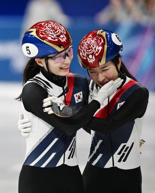 (260220) -- MILAN, Feb. 20, 2026 (Xinhua) -- Kim Gilli (R) and Choi Minjeong of South Korea celebrate after the short track speed skating women's 1500m final A at the Milan-Cortina 2026 Olympic Winter Games in Milan, Italy, Feb. 20, 2026. (Xinhua/Cheng Min)