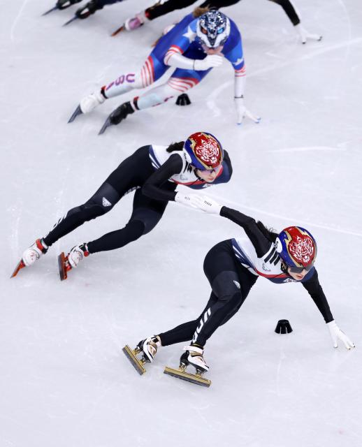 (260220) -- MILAN, Feb. 20, 2026 (Xinhua) -- Kim Gilli (R) and Choi Minjeong of South Korea compete during the short track speed skating women's 1500m final A at the Milan-Cortina 2026 Olympic Winter Games in Milan, Italy, Feb. 20, 2026. (Xinhua/Chen Yichen)