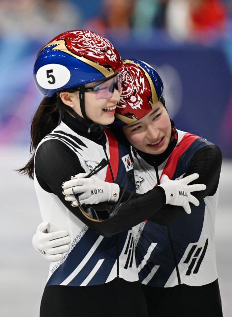 (260220) -- MILAN, Feb. 20, 2026 (Xinhua) -- Kim Gilli (R) and Choi Minjeong of South Korea celebrate after the short track speed skating women's 1500m final A at the Milan-Cortina 2026 Olympic Winter Games in Milan, Italy, Feb. 20, 2026. (Xinhua/Cheng Min)