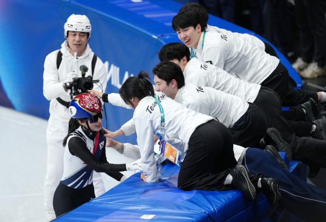 (260220) -- MILAN, Feb. 20, 2026 (Xinhua) -- Kim Gilli (L) of South Korea celebrates with teammates after the short track speed skating women's 1500m final A at the Milan-Cortina 2026 Olympic Winter Games in Milan, Italy, Feb. 20, 2026. (Xinhua/Cheng Min)