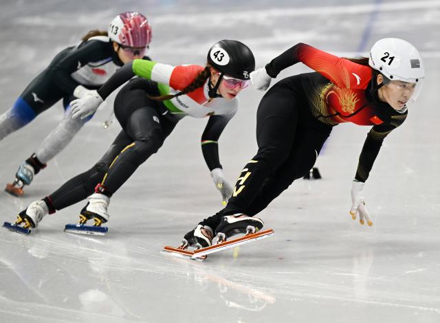 (260220) -- MILAN, Feb. 20, 2026 (Xinhua) -- Zhang Chutong (R) of China competes during the short track speed skating women's 1500m final B at the Milan-Cortina 2026 Olympic Winter Games in Milan, Italy, Feb. 20, 2026. (Xinhua/Cheng Min)