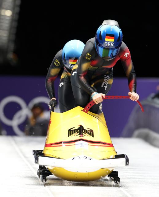 (260220) -- CORTINA D'AMPEZZO, Feb. 20, 2026 (Xinhua) -- Kim Kalicki/Talea Prepens of Germany compete during the Bobsleigh 2-woman heat 1 at the 2026 Milan-Cortina Winter Olympics in Cortina D'Ampezzo, Italy, Feb. 20, 2026. (Xinhua/Ding Xu)
