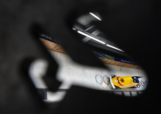 (260220) -- CORTINA D'AMPEZZO, Feb. 20, 2026 (Xinhua) -- Kim Kalicki/Talea Prepens of Germany compete during the Bobsleigh 2-woman heat 2 at the 2026 Milan-Cortina Winter Olympics in Cortina D'Ampezzo, Italy, Feb. 20, 2026. (Xinhua/Fei Maohua)